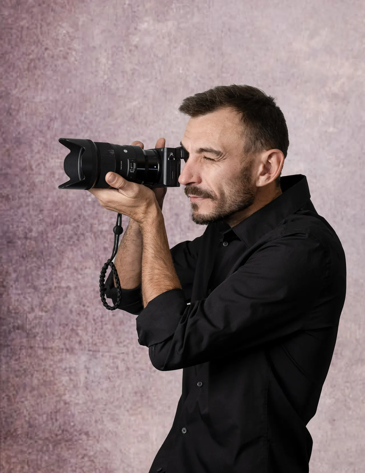 Paul Pap photographing through the viewfinder of his camera