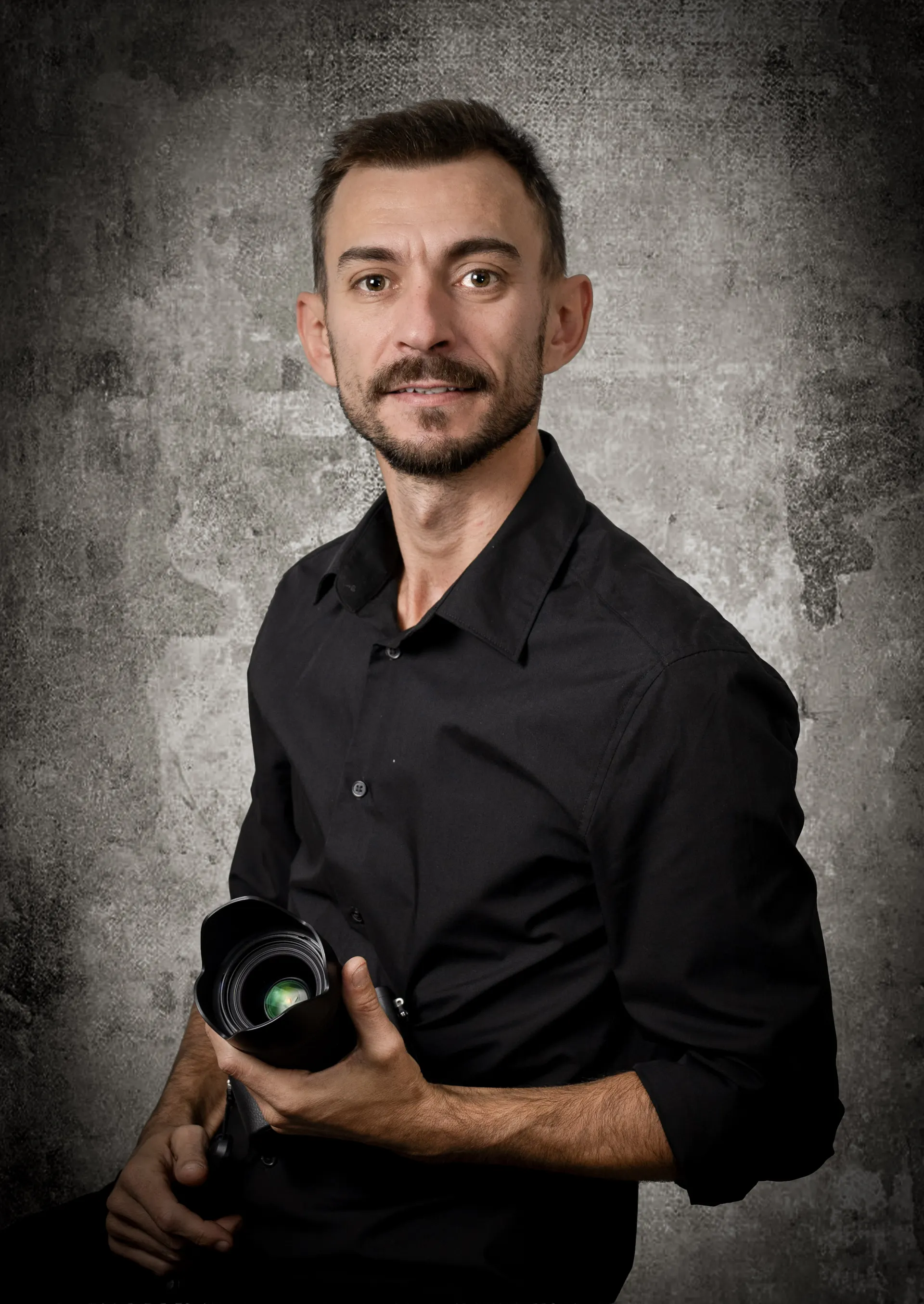 Paul Pap, photographer from Landsberg am Lech, holding his camera